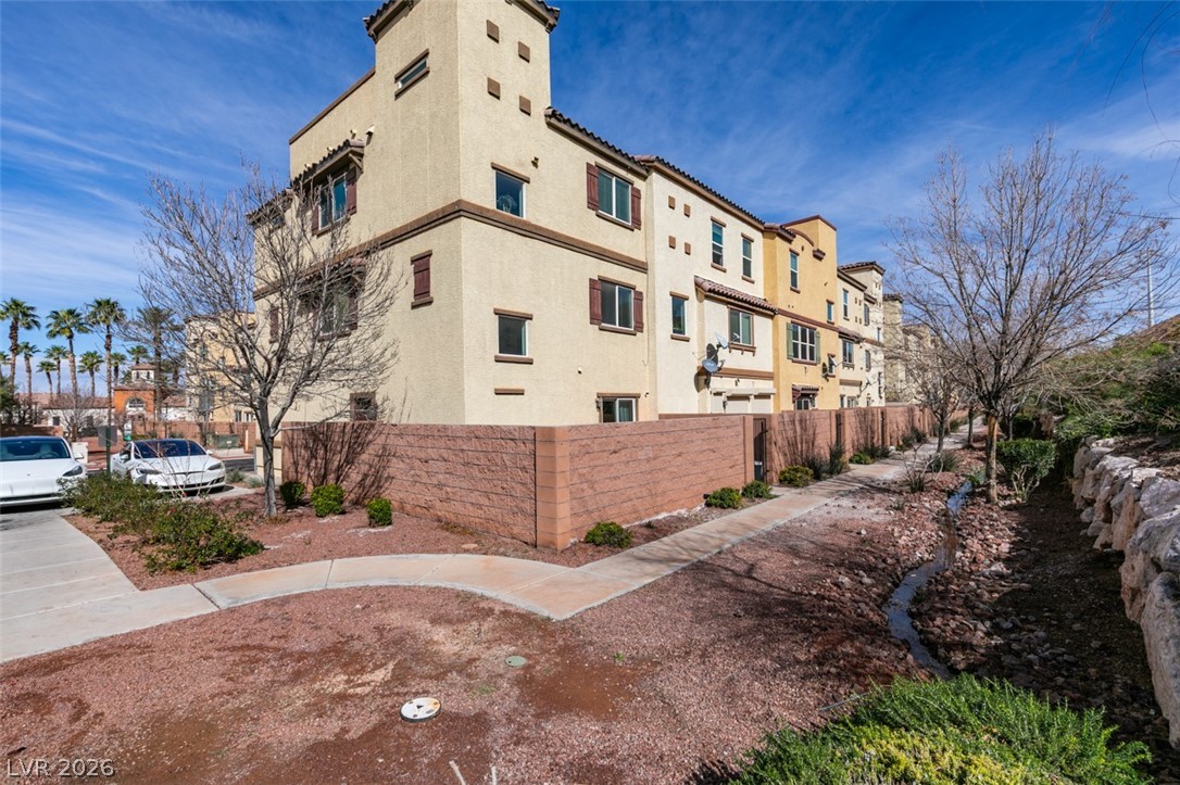 1525 Spiced Wine Avenue 17105 Property Photo 3