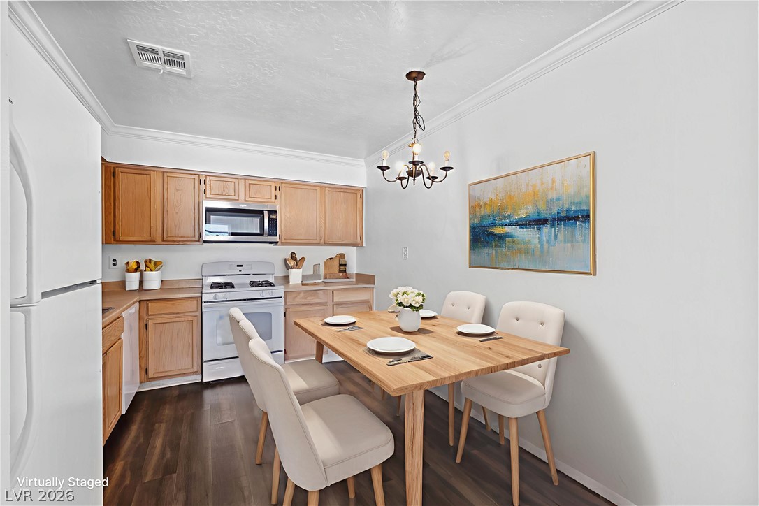 2132 Chertsey Drive B Property Photo 4