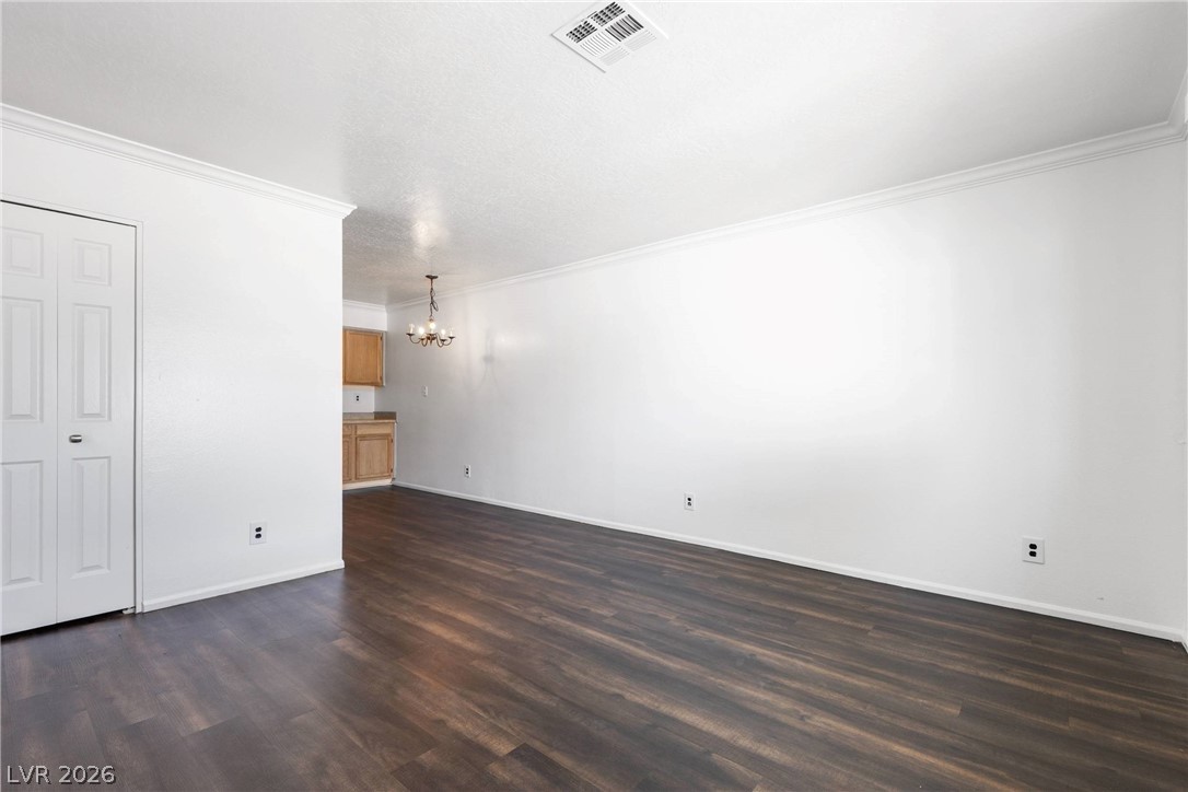 2132 Chertsey Drive B Property Photo 7