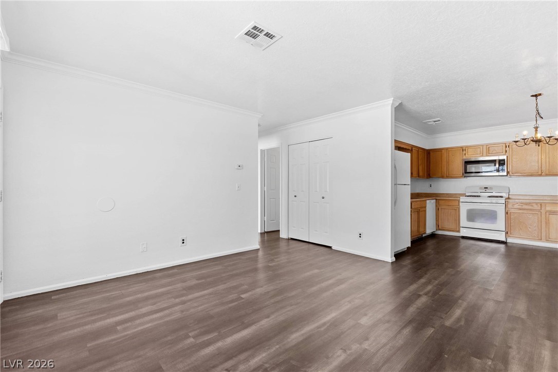 2132 Chertsey Drive B Property Photo 8