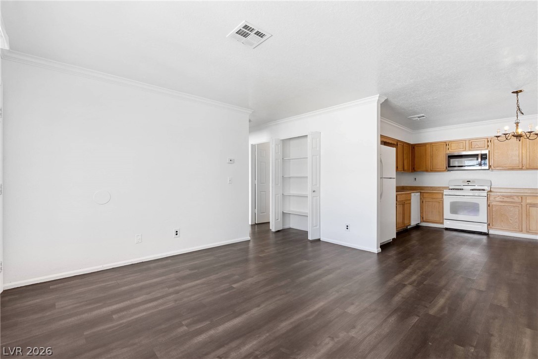 2132 Chertsey Drive B Property Photo 9
