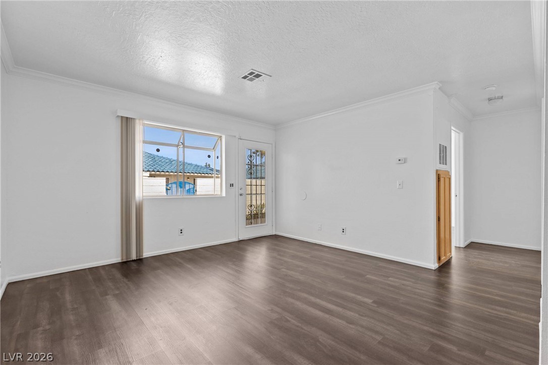 2132 Chertsey Drive B Property Photo 10