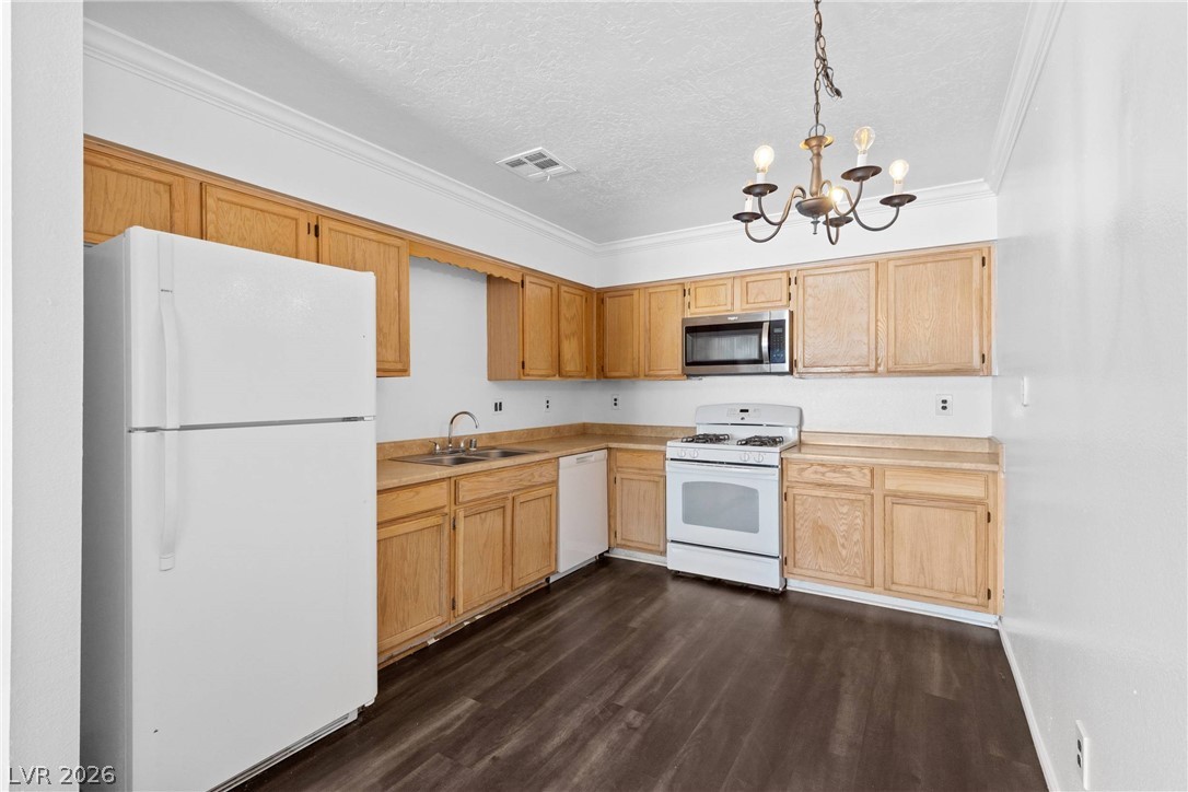 2132 Chertsey Drive B Property Photo 12