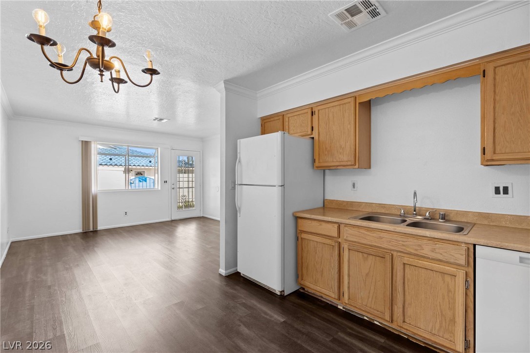 2132 Chertsey Drive B Property Photo 13