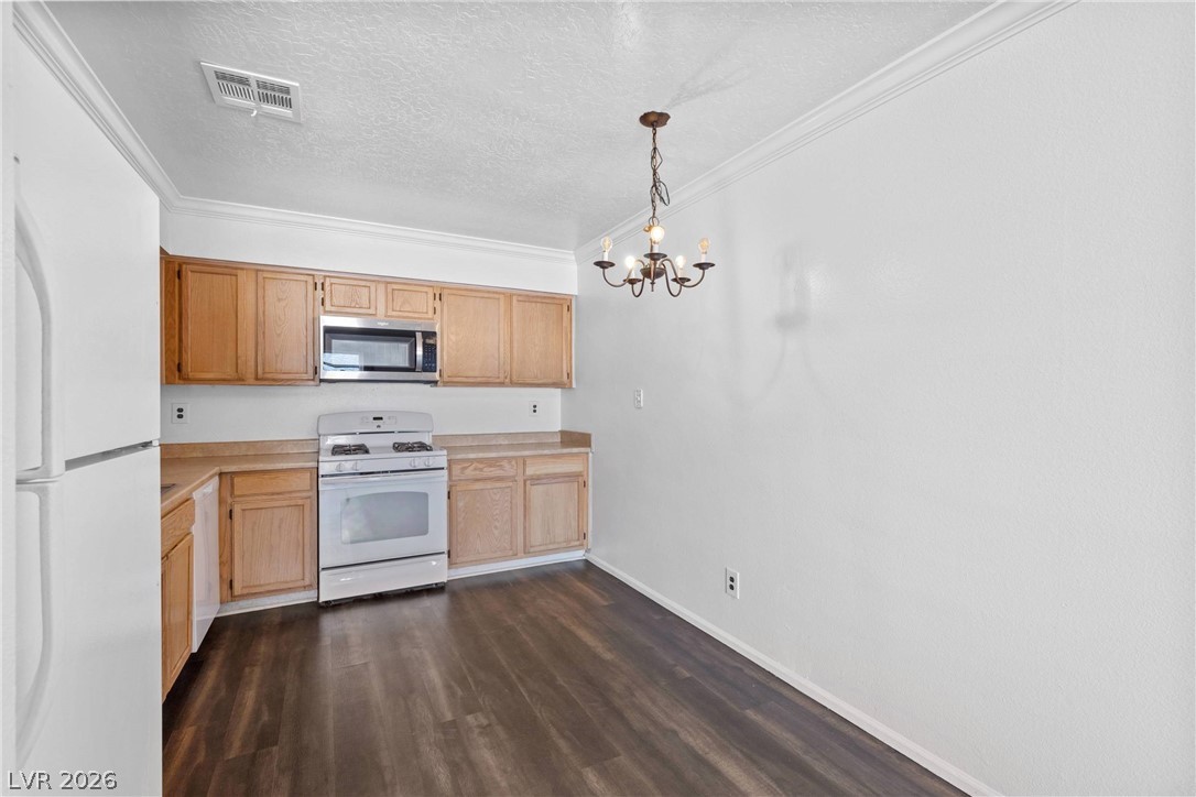 2132 Chertsey Drive B Property Photo 14
