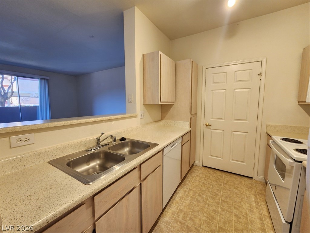 231 West Horizon Ridge Parkway 417 Property Photo 16