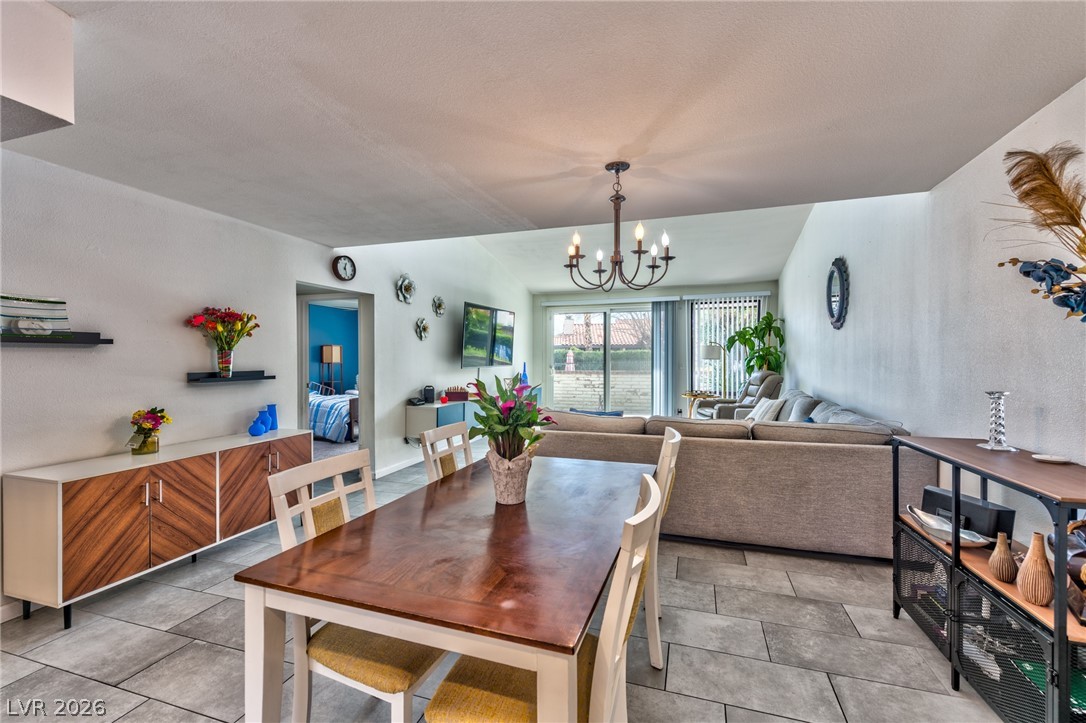 2461 El Paseo Circle Property Photo 3