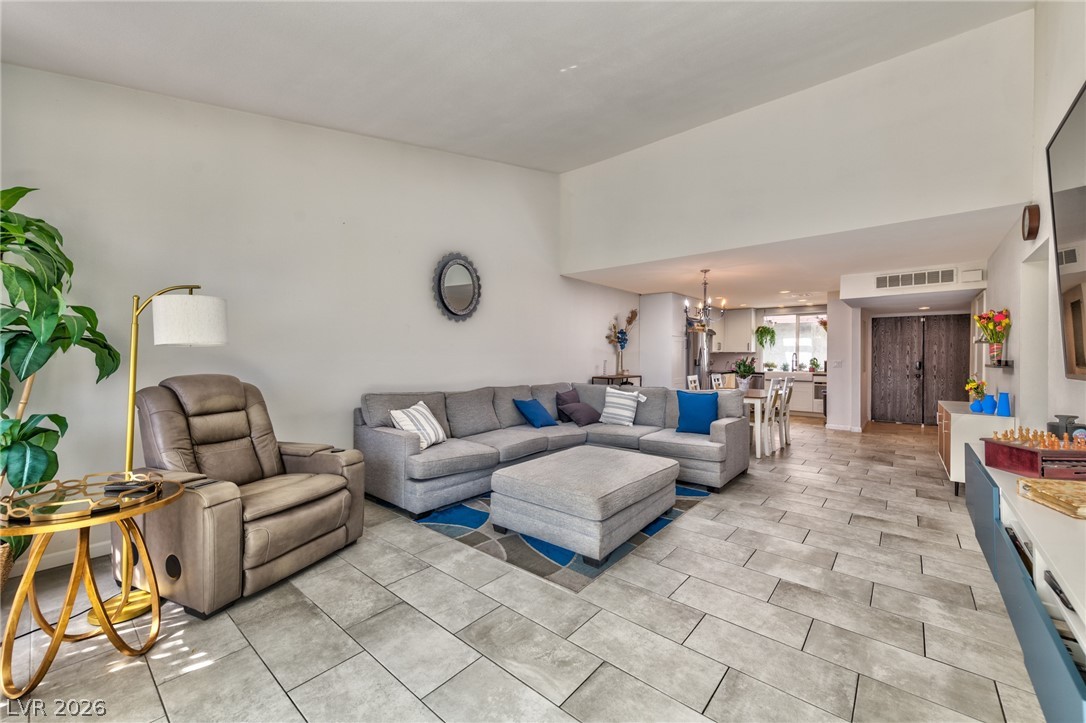 2461 El Paseo Circle Property Photo 4