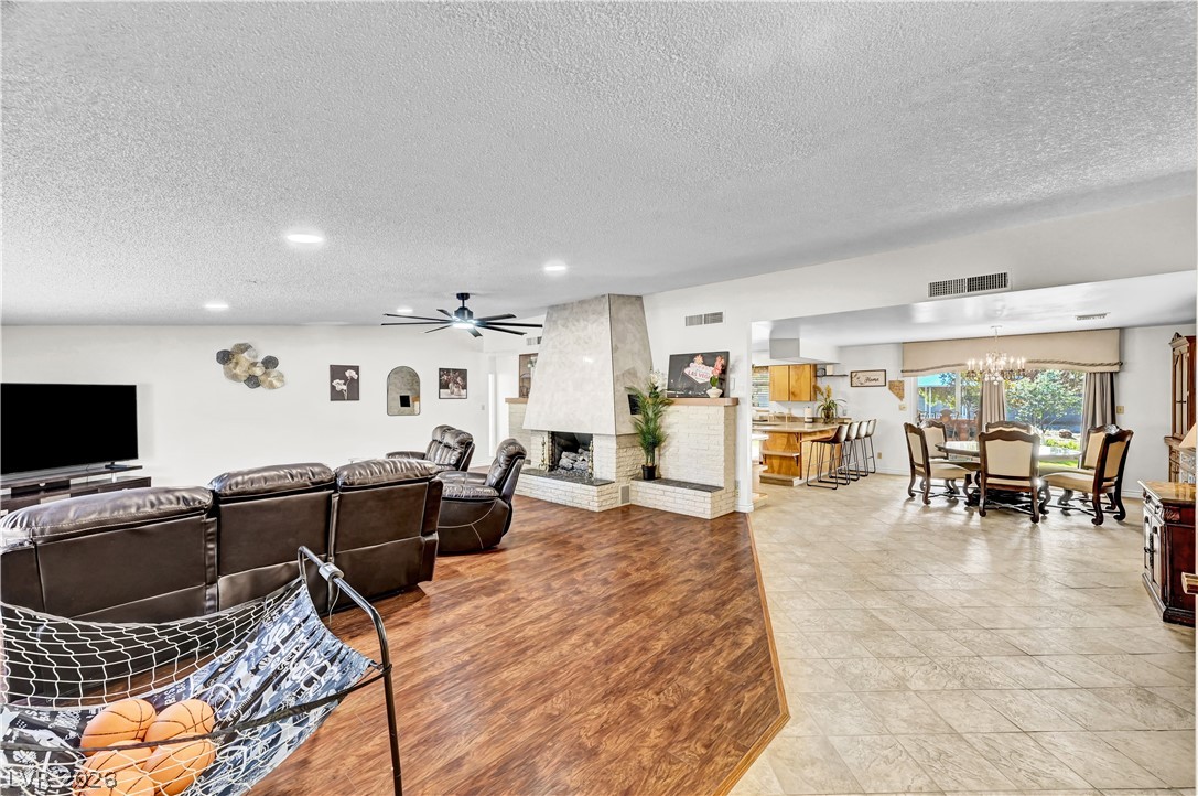 5881 South Sandhill Road Property Photo 6