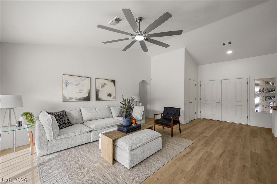 2517 Desert Sands Drive Property Photo 4