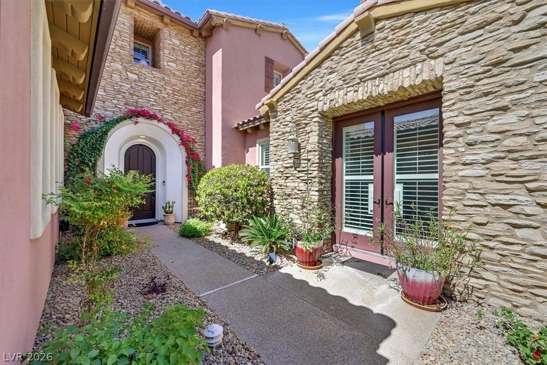75 Contrada Fiore Drive Property Photo 3