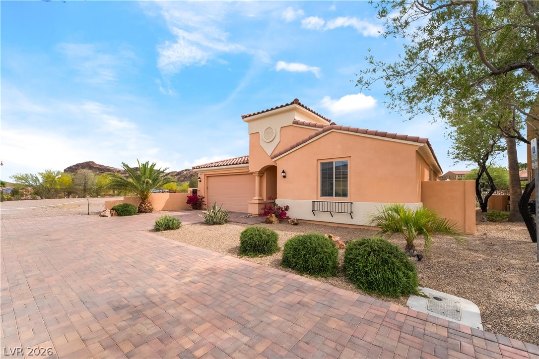1286 Calcione Drive Property Photo 3