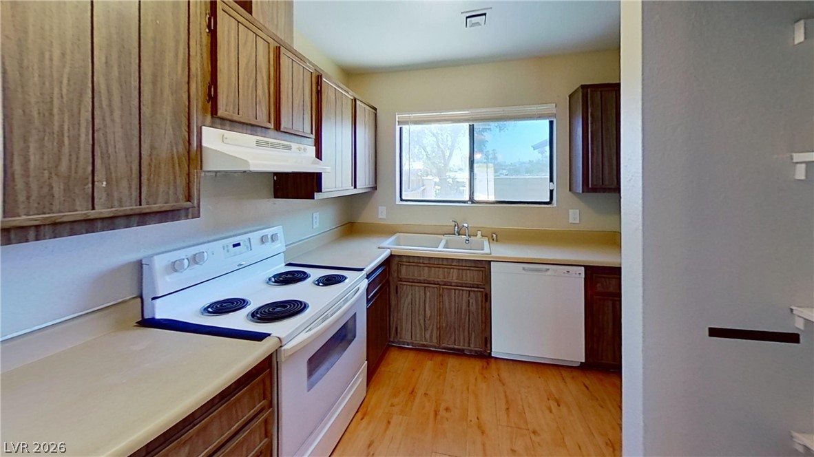 1569 Hialeah Drive Property Photo 3