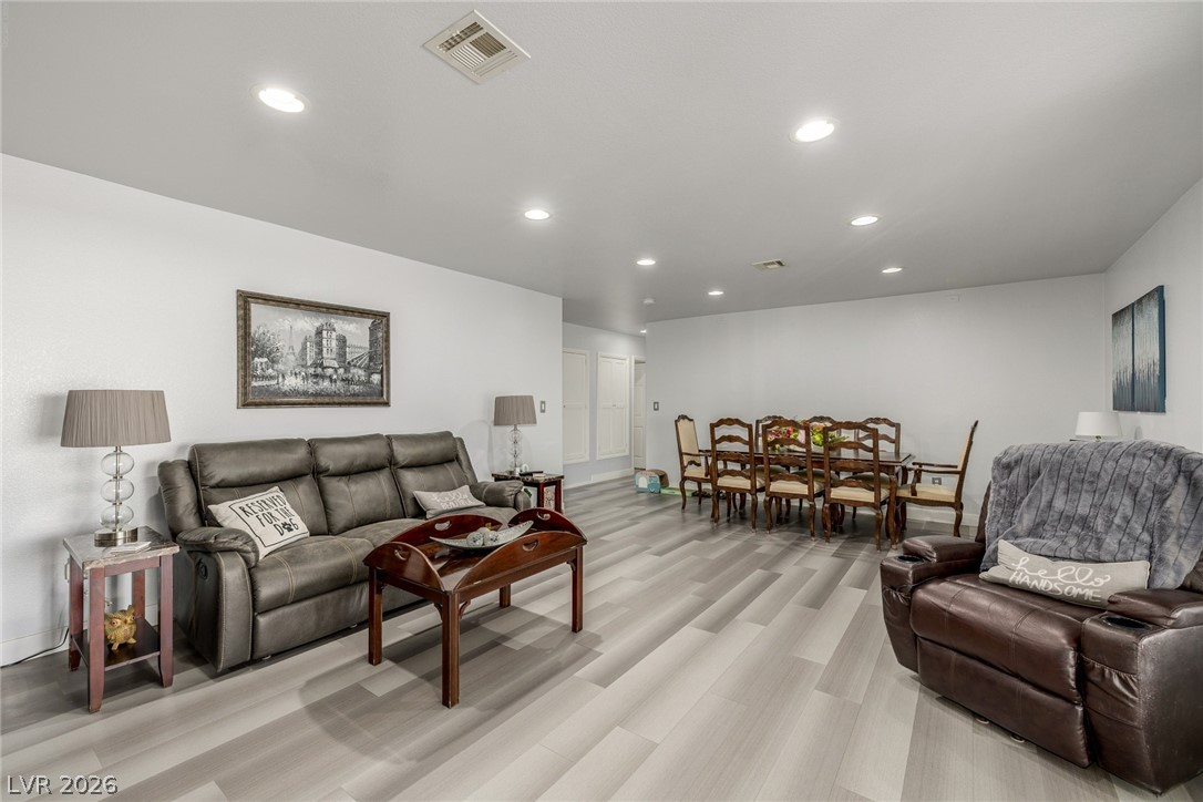5204 Holmby Avenue Property Photo 8