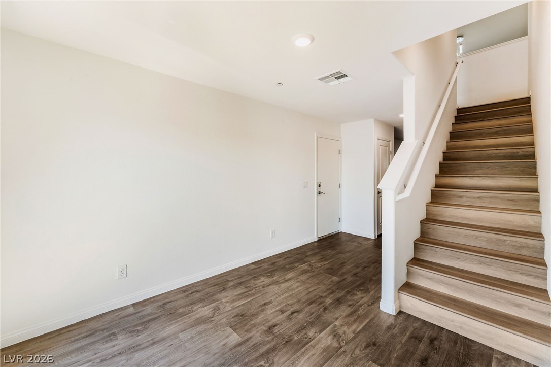 10083 Vibrant Moon Avenue Property Photo 7