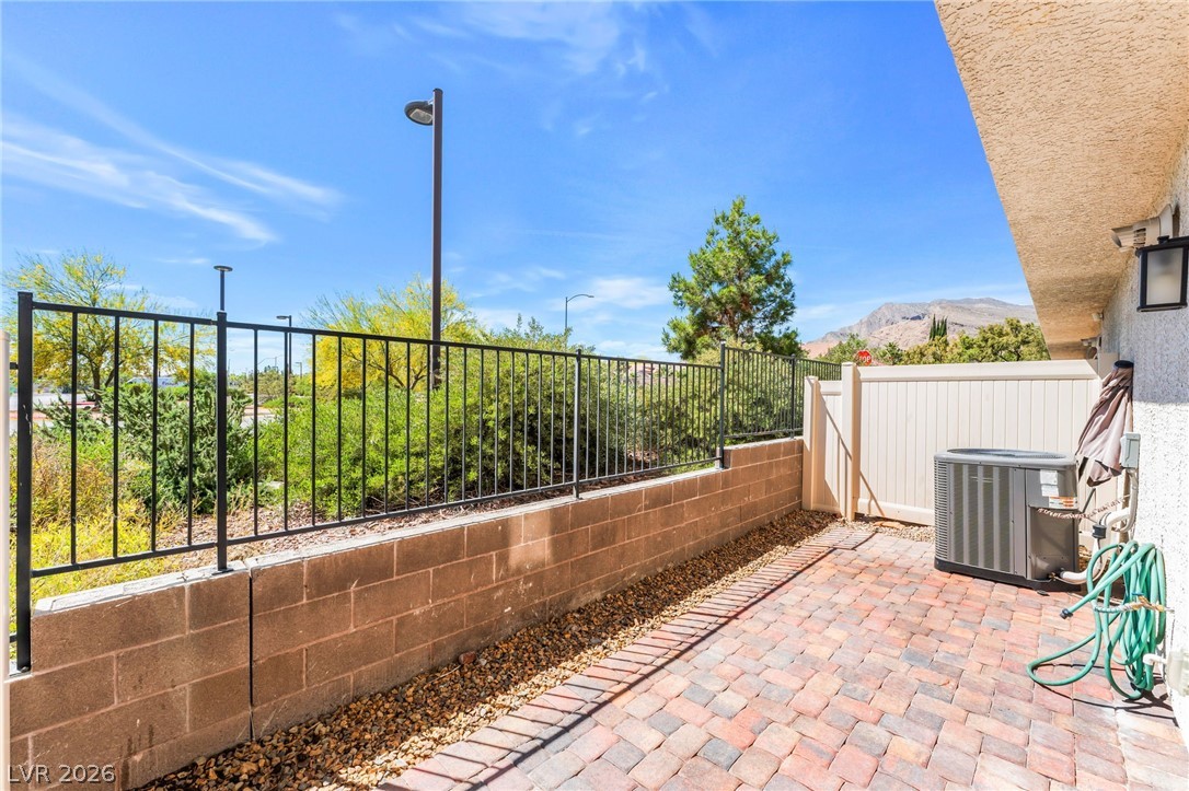 10083 Vibrant Moon Avenue Property Photo 9