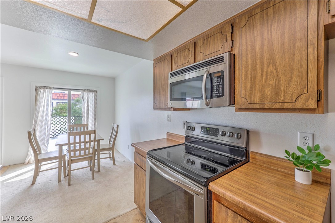 1101 Willow Tree Drive D Property Photo 8