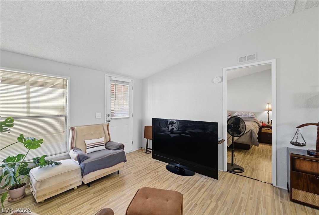 261 West Kite Street Property Photo 6