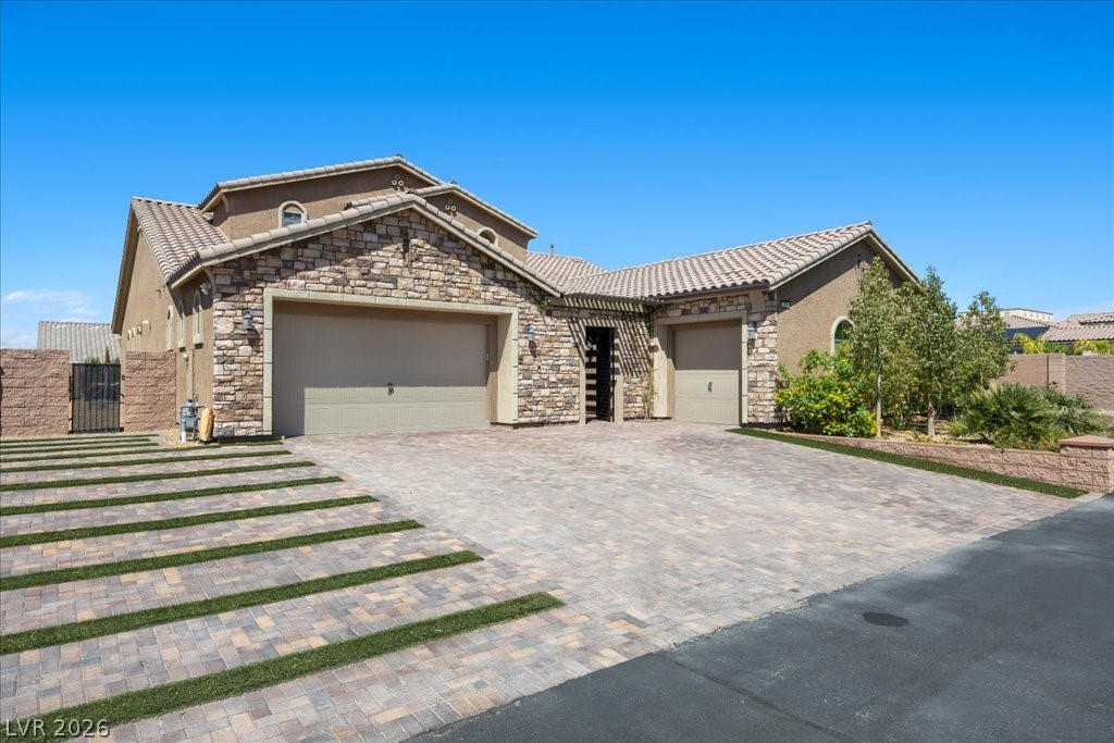 2803 Candelaria Drive Property Photo 3