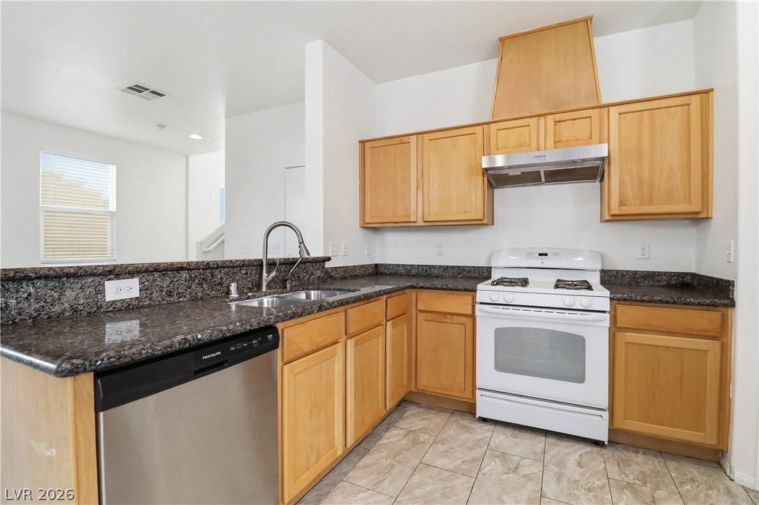 7471 Nicklin Street Property Photo 8
