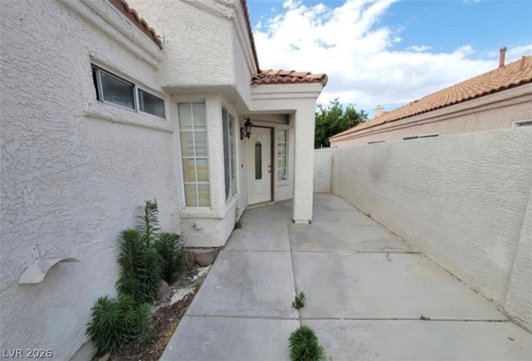 9820 Cross Creek Way Property Photo 3