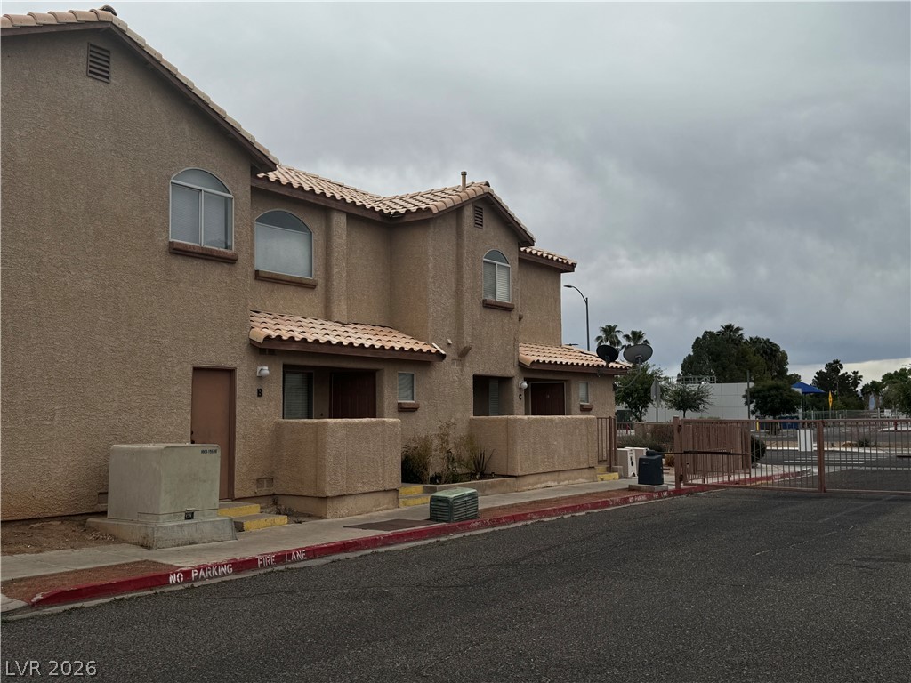 554 Roxella Lane B Property Photo 4