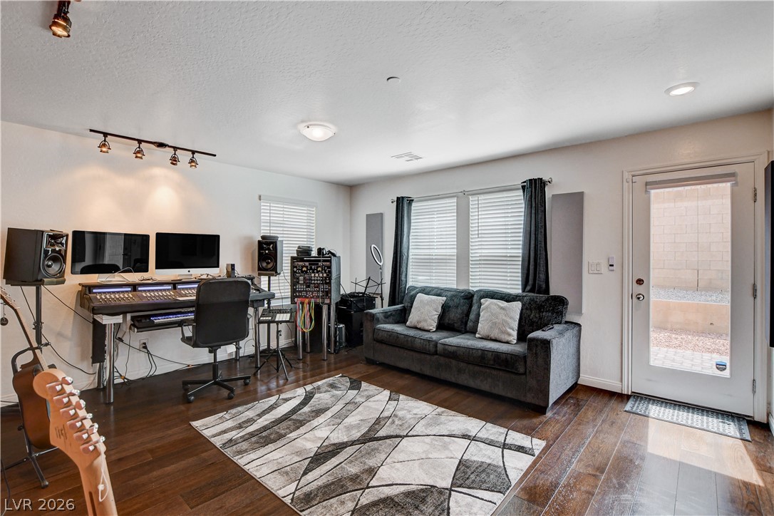 105 Campbelltown Avenue Property Photo 37