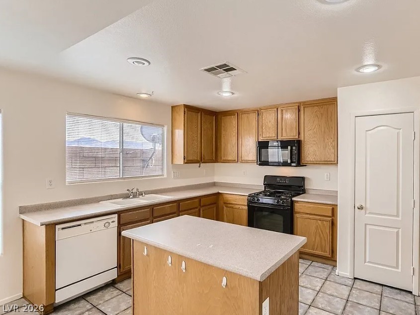 11940 White Lilly Street Property Photo 4