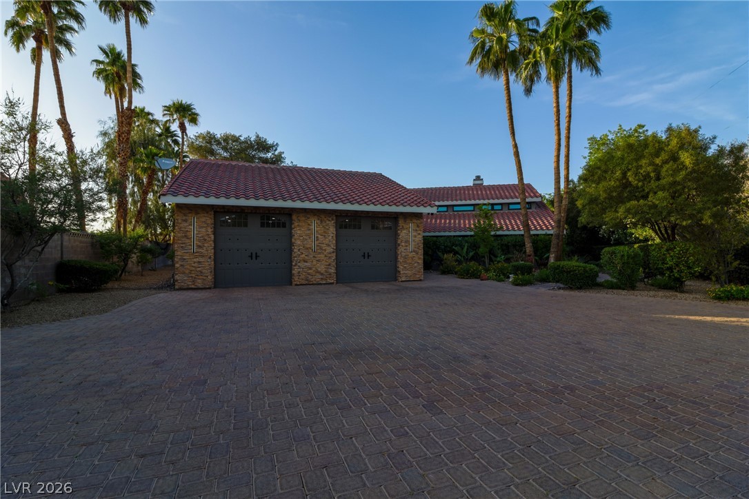 300 East Lacy Lane Property Photo 8