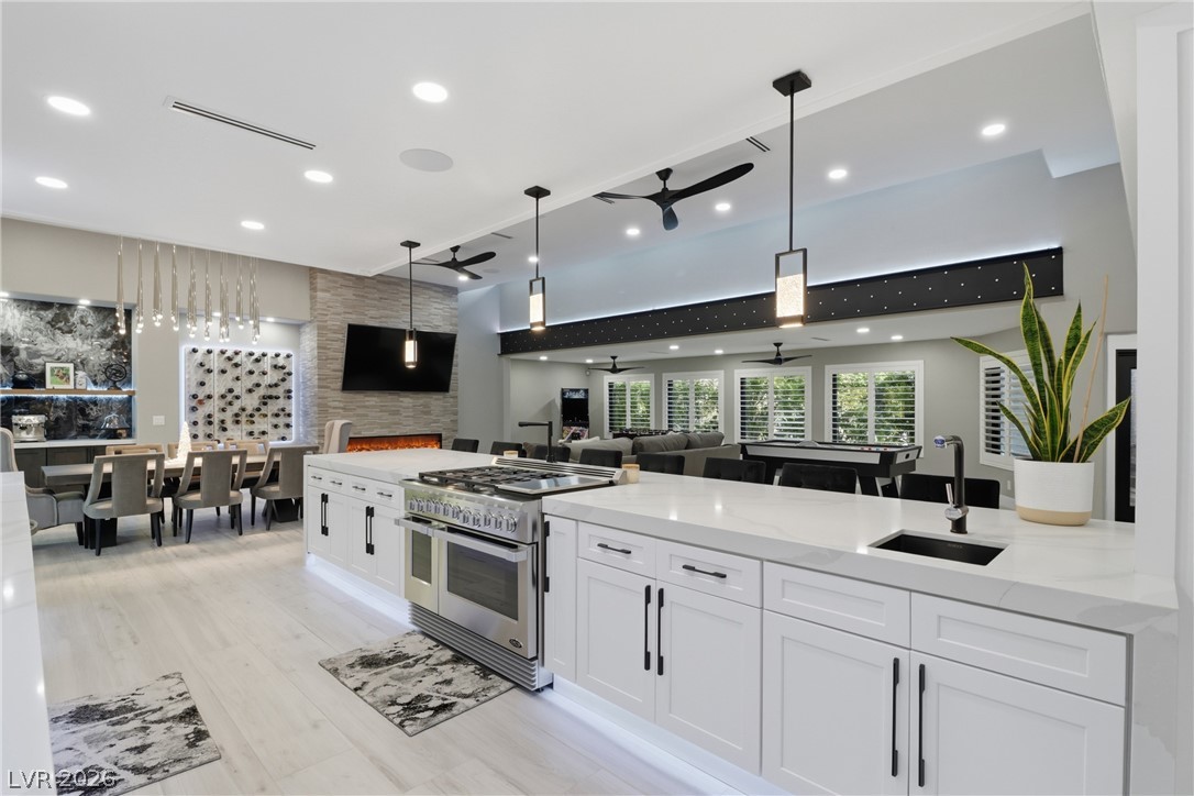 300 East Lacy Lane Property Photo 18