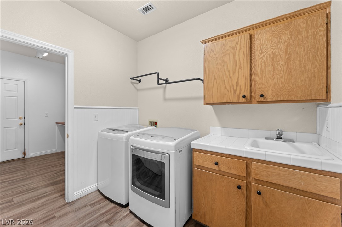 8404 Bay Crest Drive Property Photo 8
