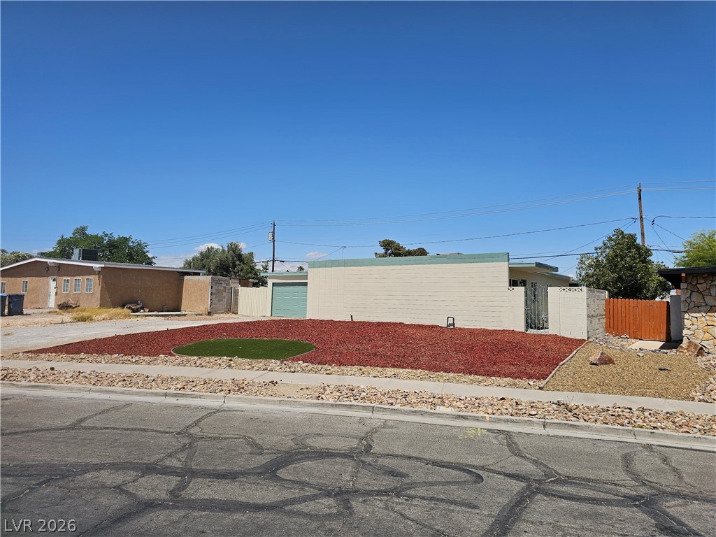 1074 King Richard Avenue Property Photo 3