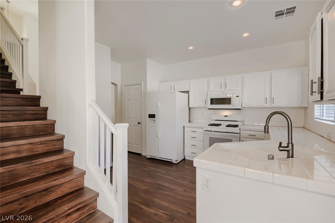 3168 Castle Canyon Avenue Property Photo 5