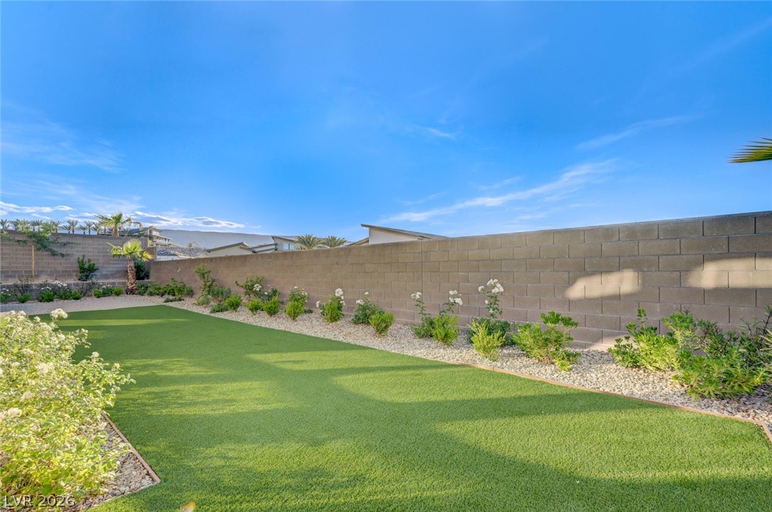 10738 Desert Heights Avenue Property Photo 7