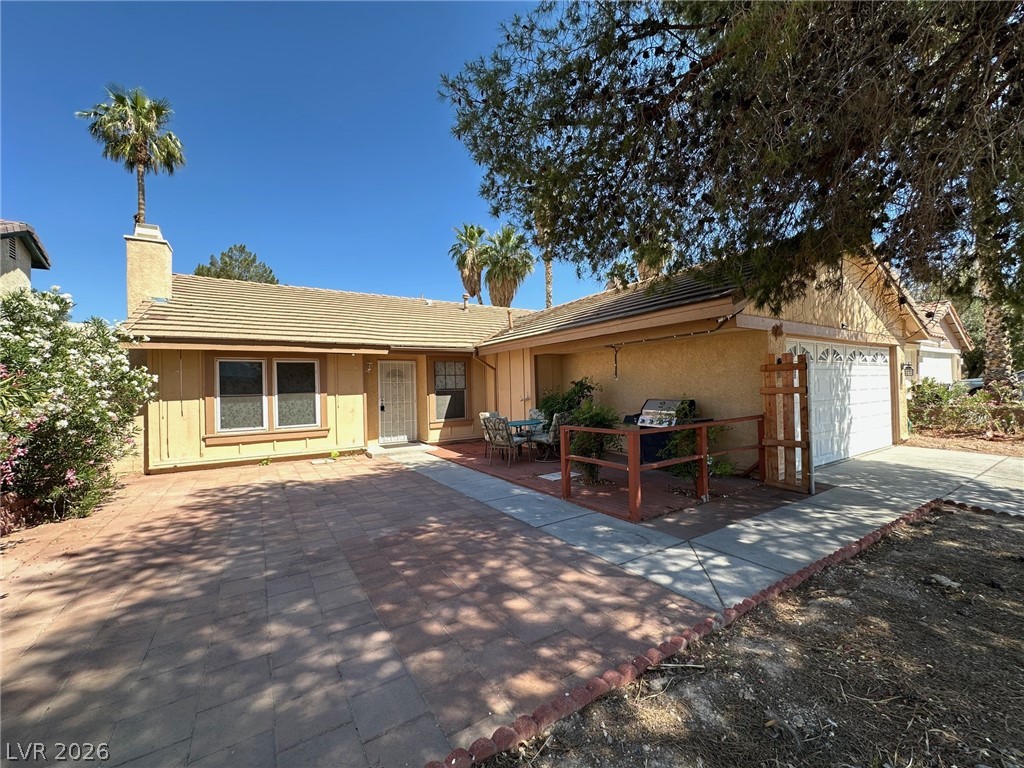 2340 Viewcrest Road Property Photo 2