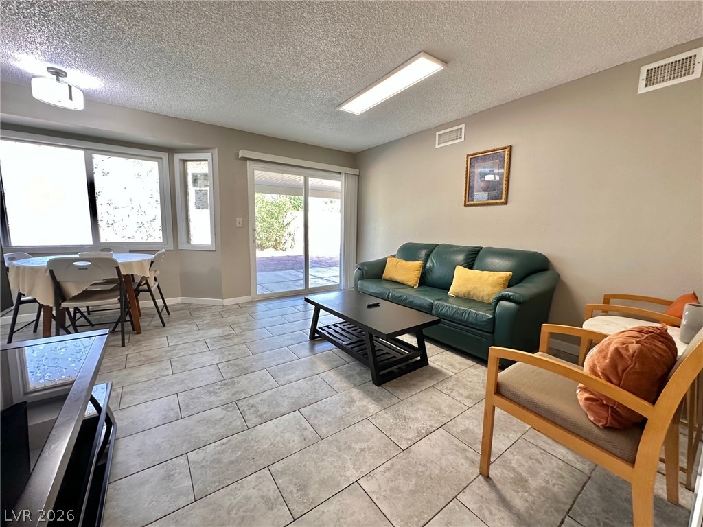 2340 Viewcrest Road Property Photo 11