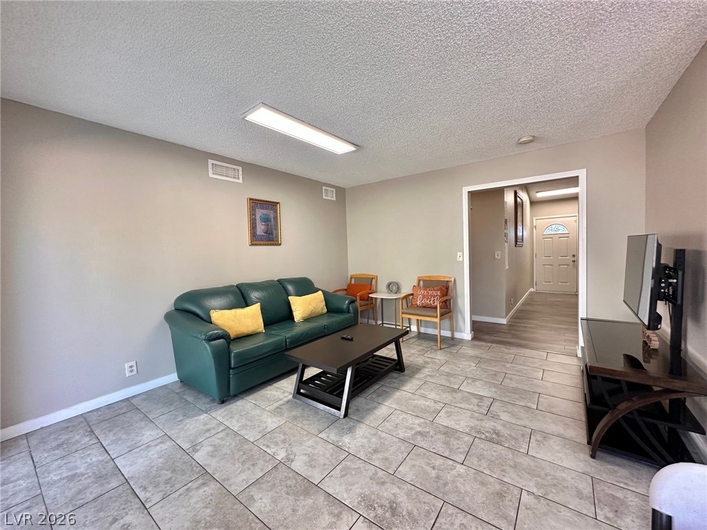 2340 Viewcrest Road Property Photo 12