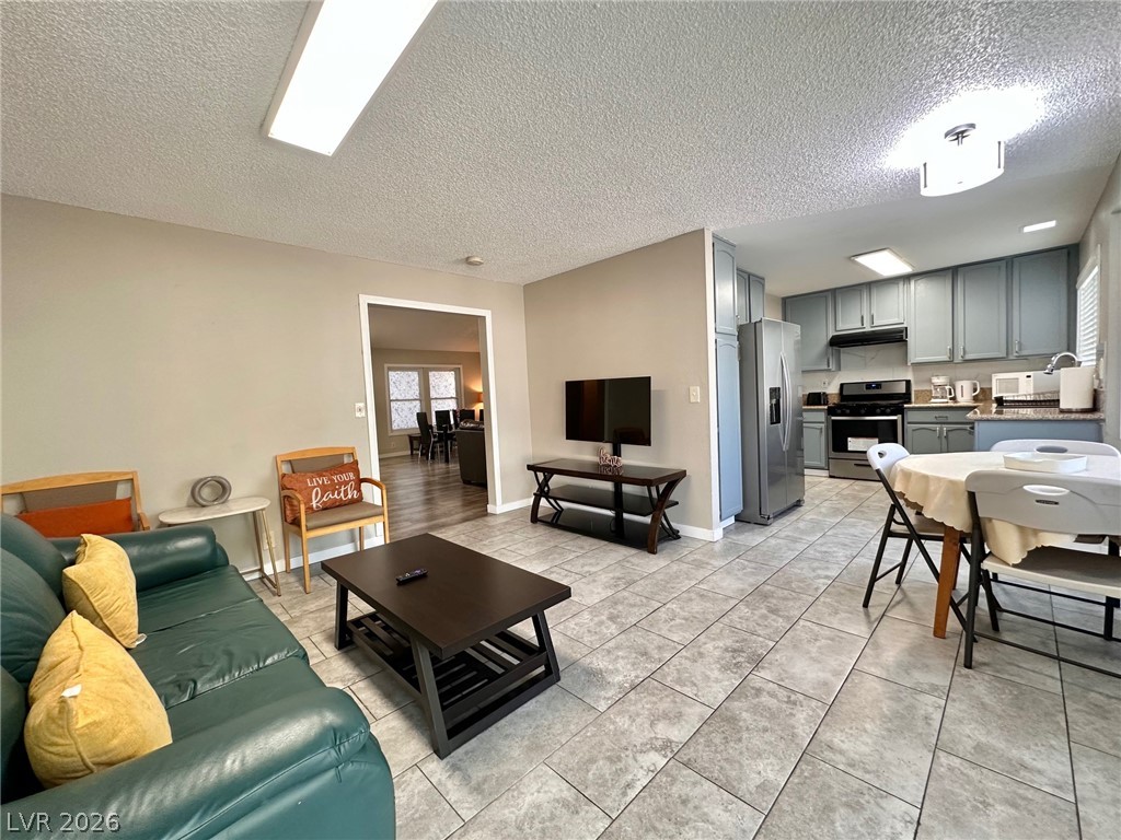 2340 Viewcrest Road Property Photo 13