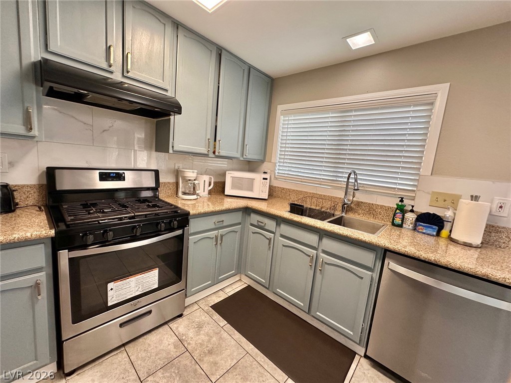 2340 Viewcrest Road Property Photo 14