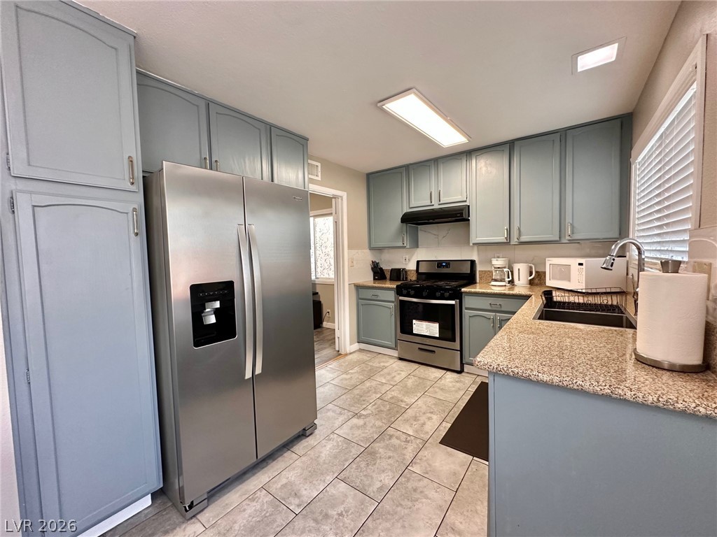 2340 Viewcrest Road Property Photo 15