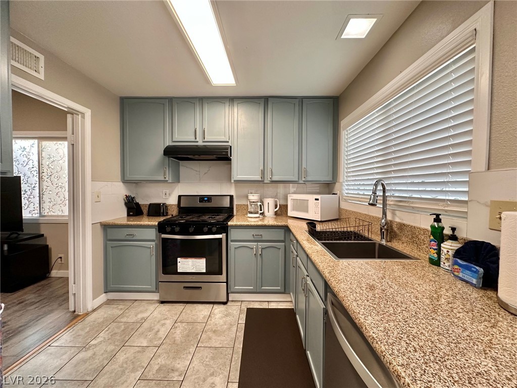 2340 Viewcrest Road Property Photo 16