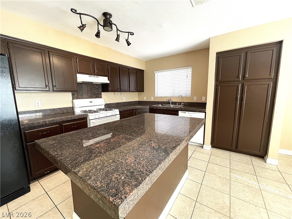 1420 Desert Hills Drive Property Photo 11