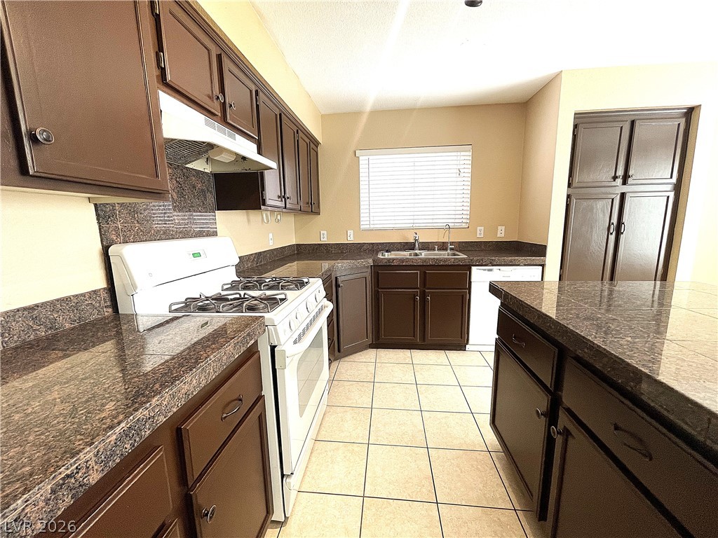 1420 Desert Hills Drive Property Photo 12