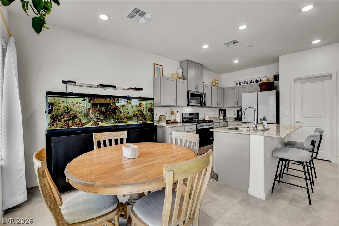 10927 Cambridge Lakes Avenue Property Photo 13