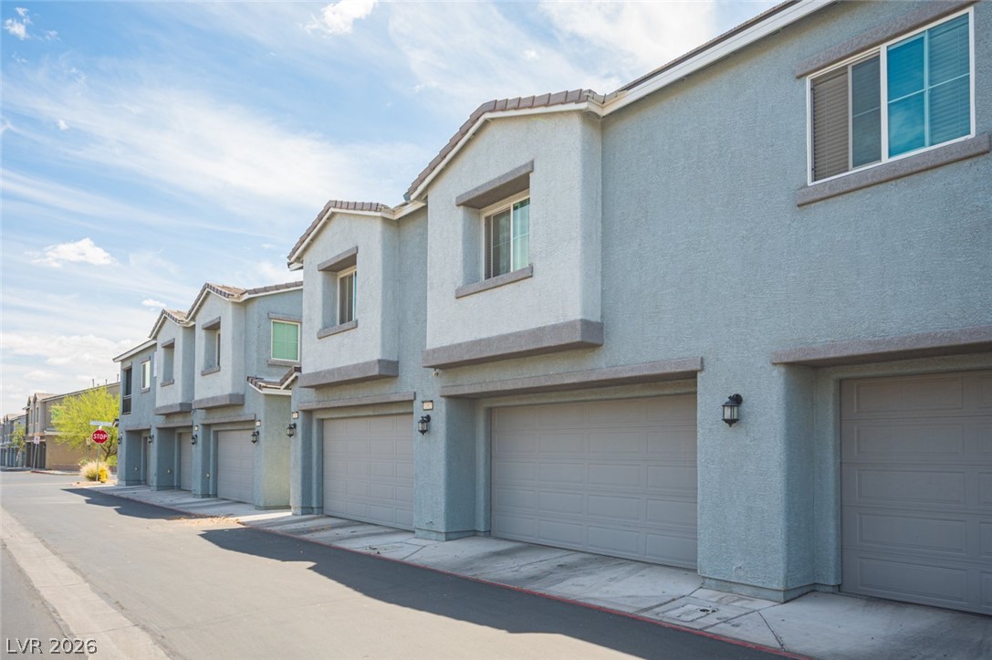 5565 Autumn Cliffs Way Property Photo 2