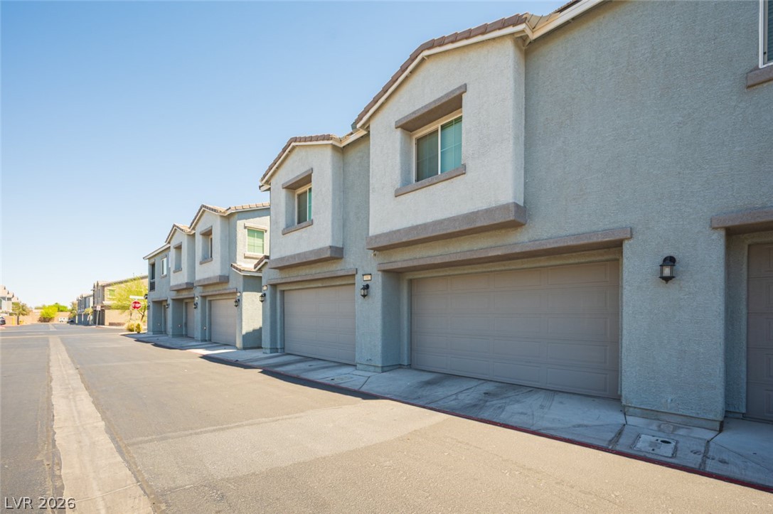 5565 Autumn Cliffs Way Property Photo 4
