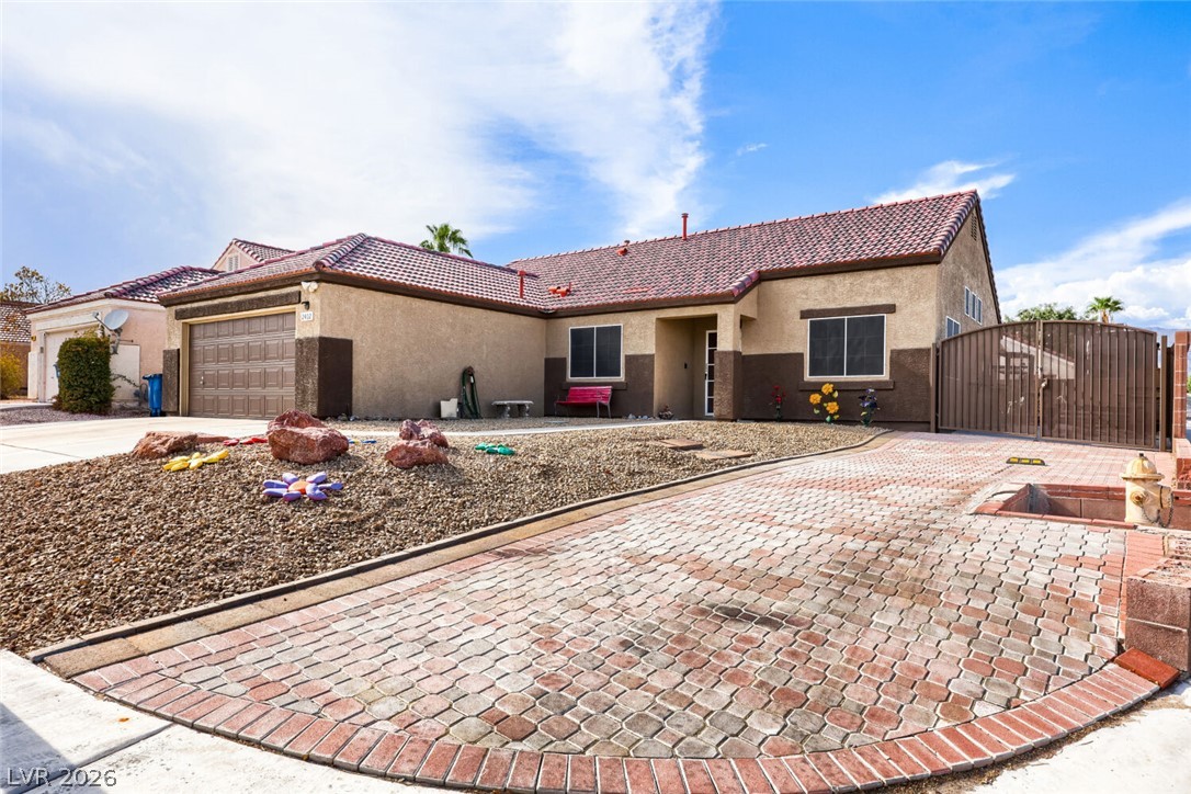 2402 White Sails Court Property Photo 2