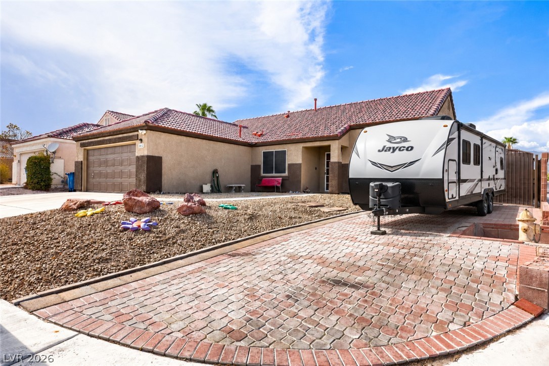 2402 White Sails Court Property Photo 2