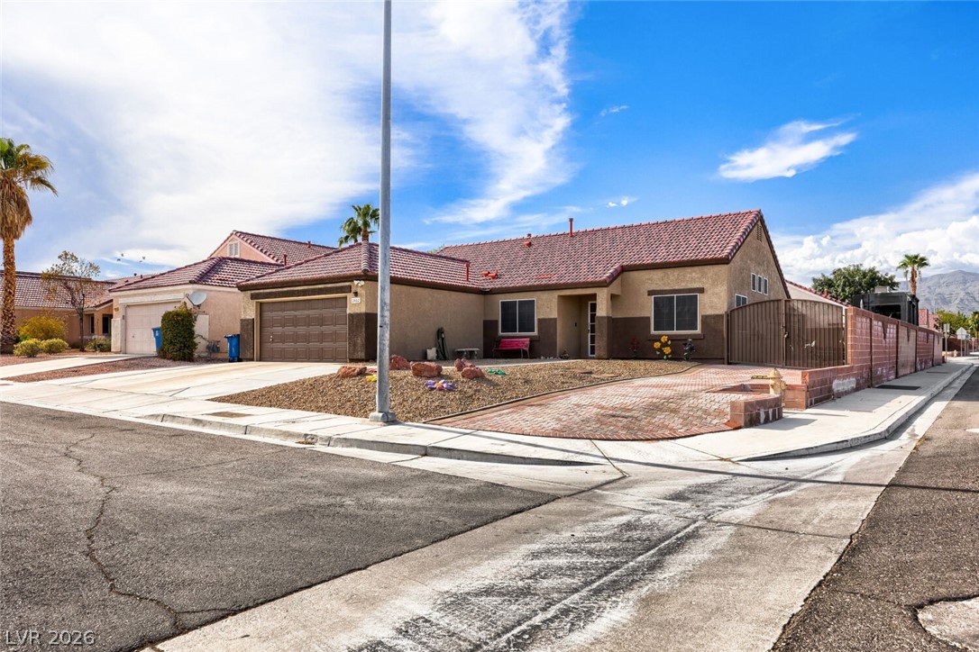 2402 White Sails Court Property Photo 7