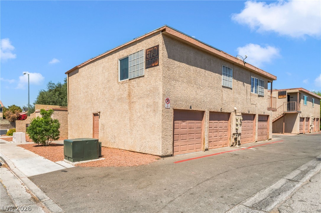 579 Roxella Lane B Property Photo 2